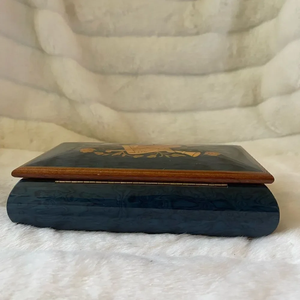 Vintage Romance high gloss Navy Blue inlaid musical jewelry box made in… - Picture 6 of 13